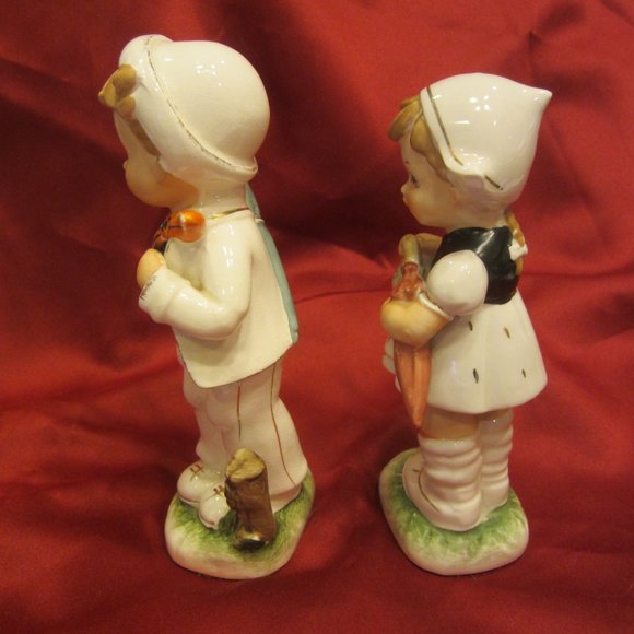 VTG MCM PAIR OF DUTCH CERAMIC FIGURINES W/UMBRELLAS & KERCHIEF BUNDLES - Picture 3 of 8